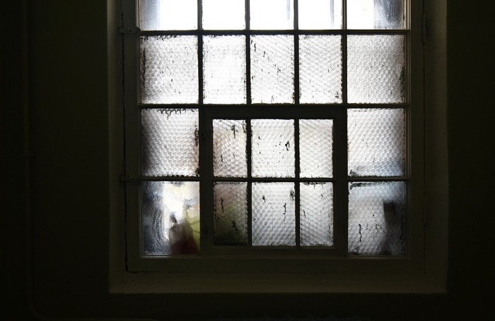 Витраж из фактурного стекла в Петербурге по адресу пр. Динамо, д. 18. Фото 2019